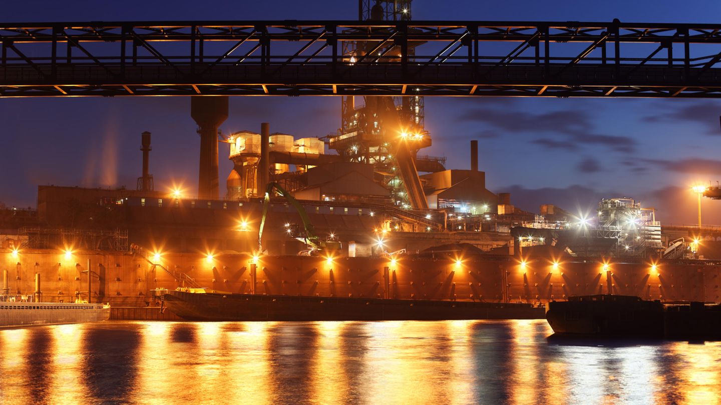 Öffentliche Finanzen: Nordrhein-Westfalen: In Duisburg bestellte die Deutsche Bahn 2006 für 60 Millionen Euro zwei Terminals für den Güterumschlag im Binnenhafen. Nach dem Bau habe 2016 der Probebetrieb begonnen. Auf den wirtschaftlichen Betrieb müssten die Steuerzahler aber immer noch warten – die Terminals stünden im Wesentlichen nur "so da", hieß es vom Steuerzahlerbund. Denn auf die 2006 mitbestellte Straßenanbindung habe man später wegen der Finanzkrise 2008 verzichtet. Doch ohne Straßenanbindung seien solche Terminals nicht gefragt. So musste nachträglich doch noch eine Straße geplant und gebaut werden. Im Mai 2024 sei das Terminal weiterhin nicht vollumfänglich in Betrieb gewesen, weil die Straßenanbindung noch nicht fertiggestellt gewesen sei. Acht Jahre nach dem Beginn des Probebetriebs seien die Terminals somit immer noch von einem wirtschaftlichen Betrieb entfernt Nordrhein-Westfalen: In Duisburg bestellte die Deutsche Bahn 2006 für 60 Millionen Euro zwei Terminals für den Güterumschlag im Binnenhafen. Nach dem Bau habe 2016 der Probebetrieb begonnen. Auf den wirtschaftlichen Betrieb müssten die Steuerzahler aber immer noch warten – die Terminals stünden im Wesentlichen nur "so da", hieß es vom Steuerzahlerbund. Denn auf die 2006 mitbestellte Straßenanbindung habe man später wegen der Finanzkrise 2008 verzichtet. Doch ohne Straßenanbindung seien solche Terminals nicht gefragt. So musste nachträglich doch noch eine Straße geplant und gebaut werden. Im Mai 2024 sei das Terminal weiterhin nicht vollumfänglich in Betrieb gewesen, weil die Straßenanbindung noch nicht fertiggestellt gewesen sei. Acht Jahre nach dem Beginn des Probebetriebs seien die Terminals somit immer noch von einem wirtschaftlichen Betrieb entfernt