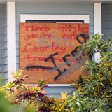 Wenn die Inschriften stimmen, hat diese Holzplatte in Progreso, Texas, schon einige Wirbelstürme mitgemacht: Charley, Frances und Ivan waren 2004, Irma 2017 – und nun eben Milton