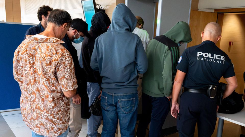 51 Männer stehen derzeit in Avignon vor Gericht. 49 Angeklagten wird vorgeworfen, Gisèle vergewaltigt zu haben