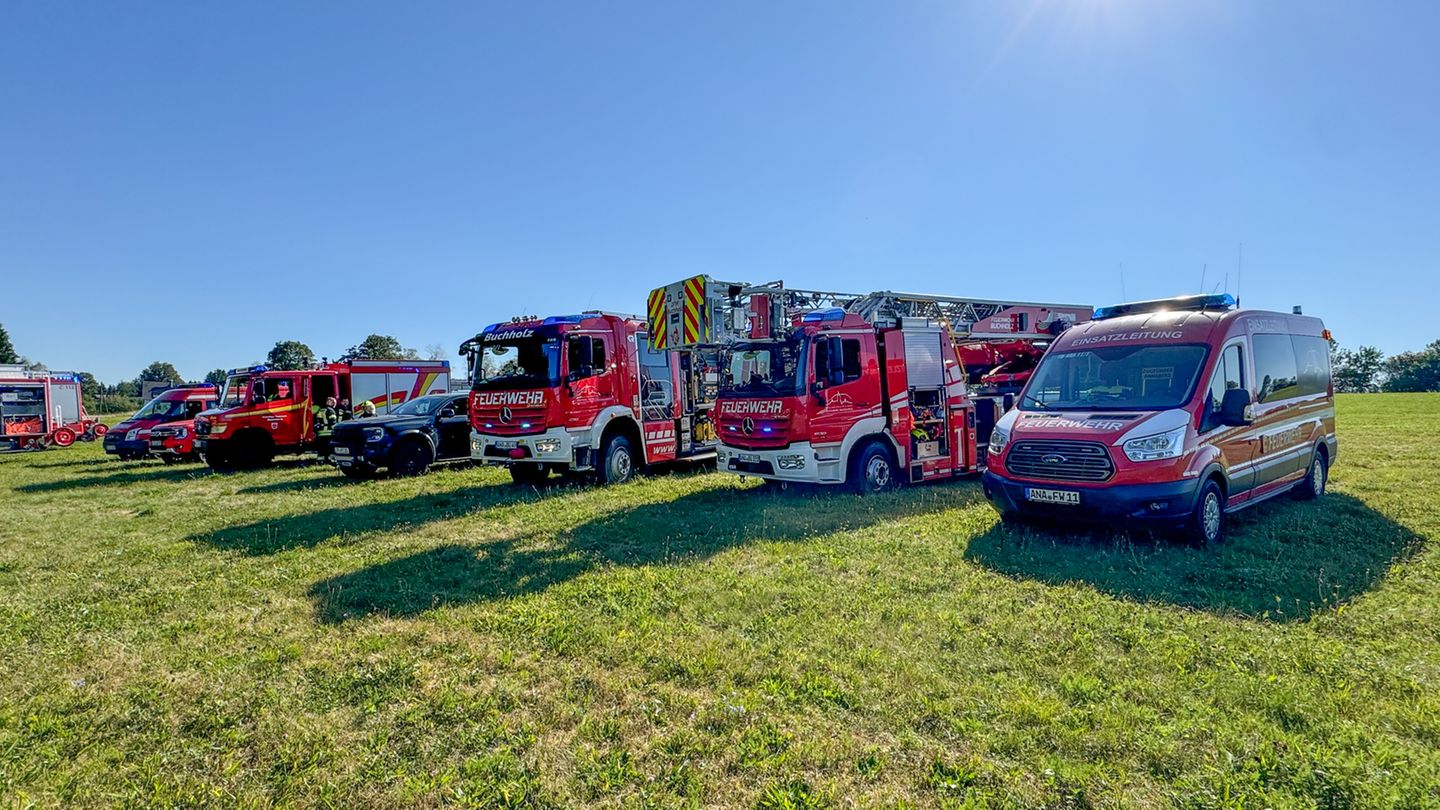 Einsatzfahrzeuge der Feuerwehr stehen auf einer Wiese Annaberg-Buchholz im Erzgebirge