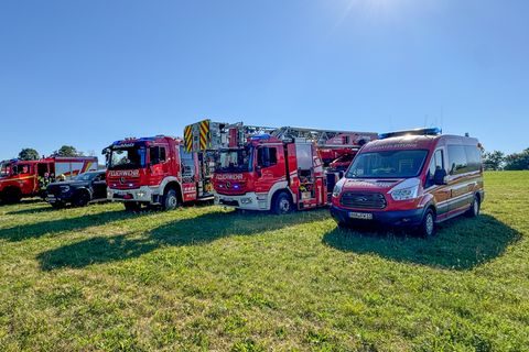 Einsatzfahrzeuge der Feuerwehr stehen auf einer Wiese Annaberg-Buchholz im Erzgebirge
