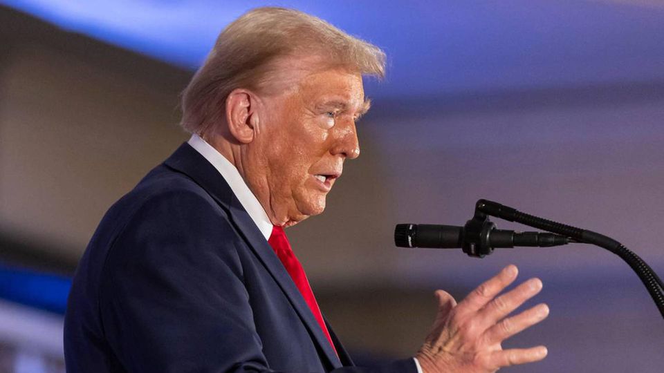 Donald Trump gestikuliert an einem Rednerpult