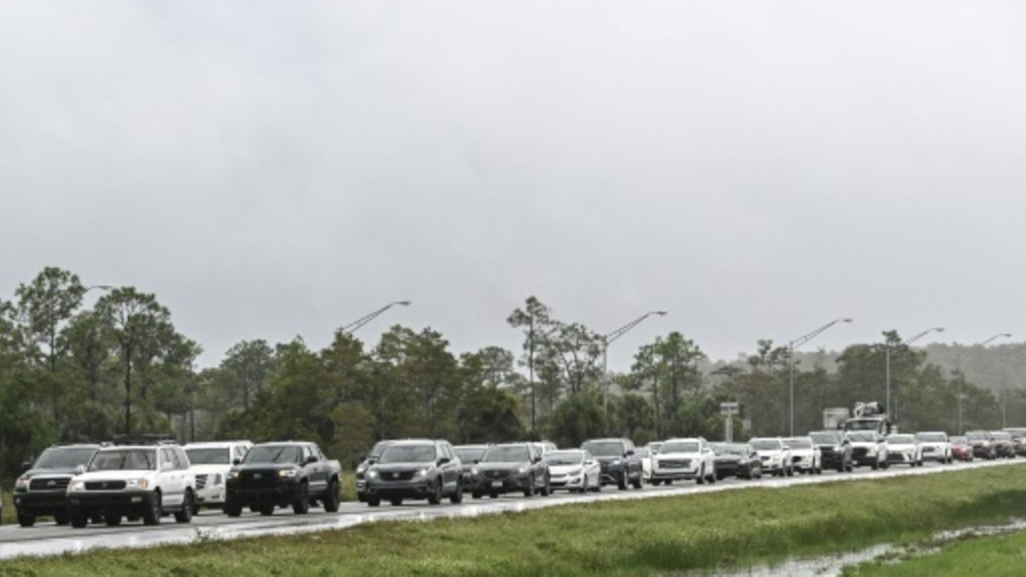 Florida residents flee to safety at the last minute before "Milton"