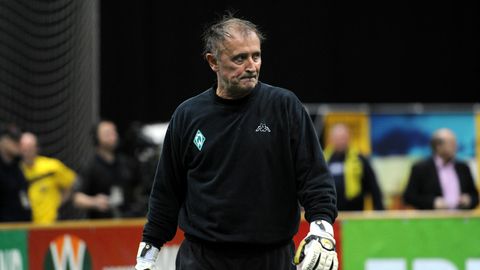 Dieter Burdenski bei einem Hallenturnier 2013 als Torwart von Werder Bremen