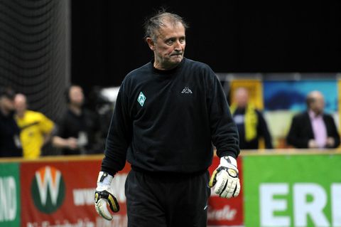 Dieter Burdenski bei einem Hallenturnier 2013 als Torwart von Werder Bremen