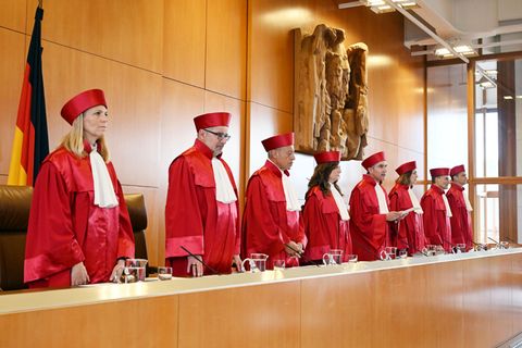 Die Richterinnen und Richter des Bundesverfassungsgerichts tragen rote Roben