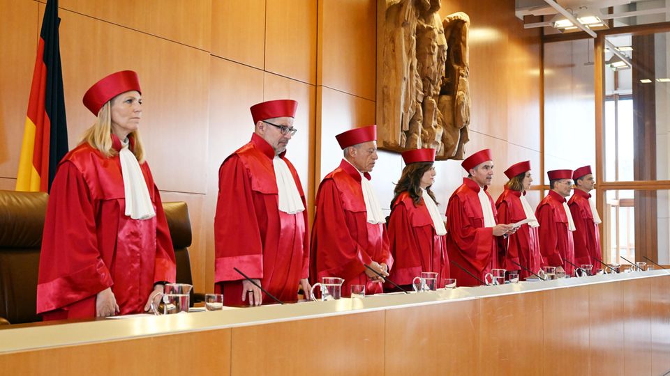 Die Richterinnen und Richter des Bundesverfassungsgerichts tragen rote Roben
