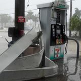 Ein Tornado, der offenbar durch den Hurrikan Milton ausgelöst wurde, hat in Cape Coral, die Markise eines 7-Eleven-Ladens abgerissen