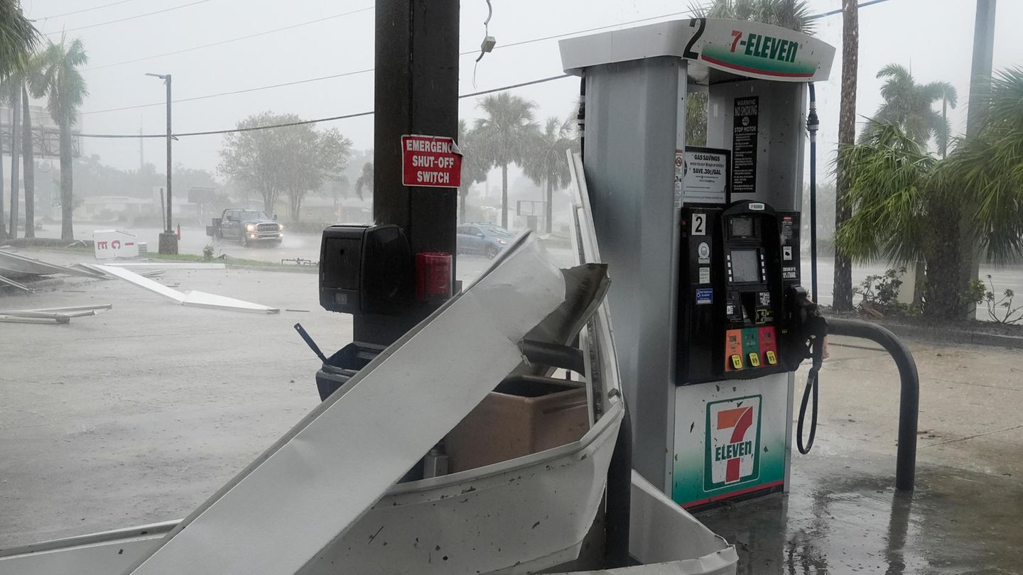 Ein Tornado, der offenbar durch den Hurrikan Milton ausgelöst wurde, hat in Cape Coral, die Markise eines 7-Eleven-Ladens abgerissen