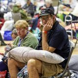 Stephen Gandy sucht Schutz in der Turnhalle der River Ridge Middle/High School in New Port Richey, Florida