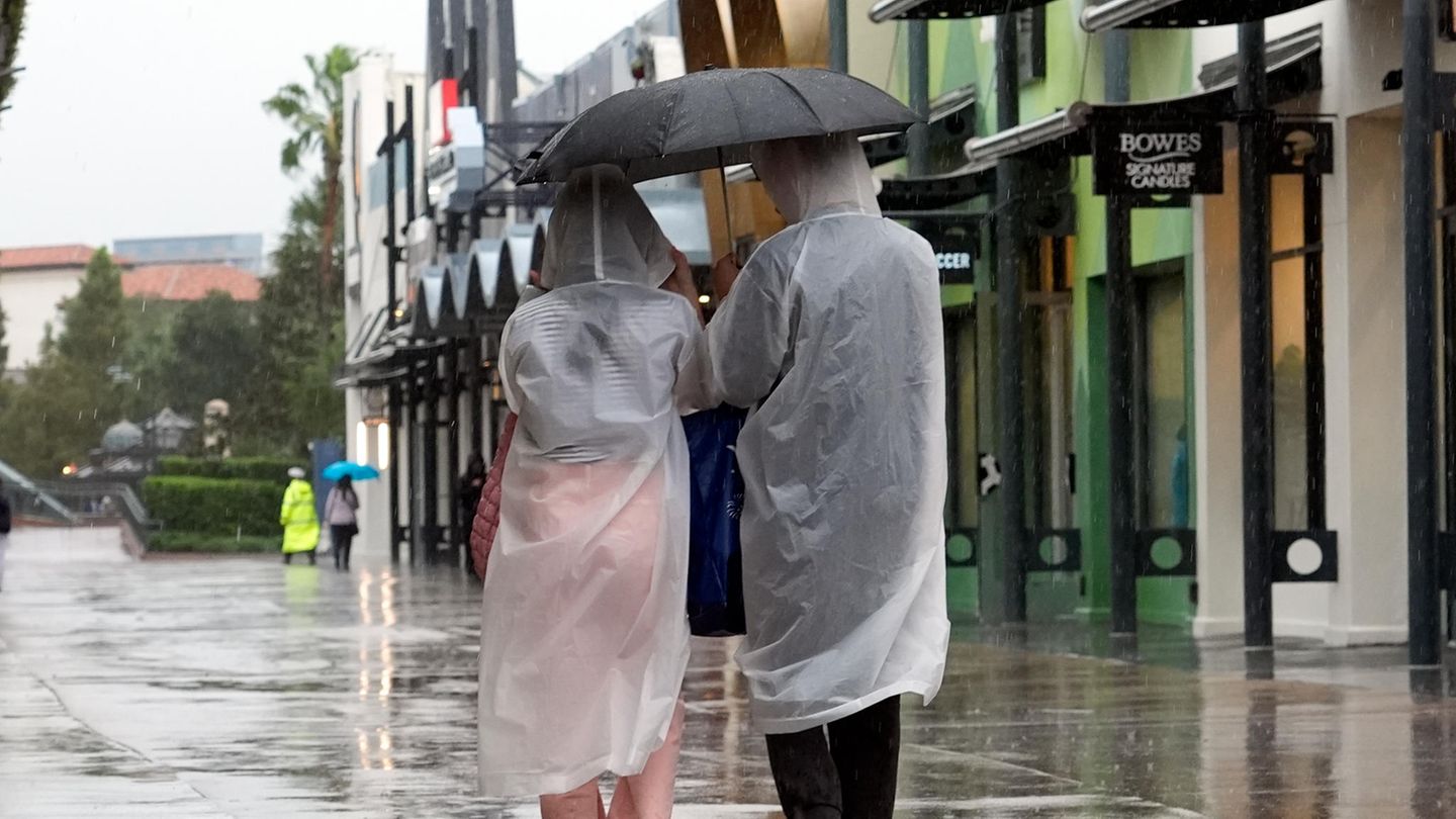 Touristen besuchen quasi in letzter Minute vor dem Eintreffen des Hurrikan den Vergnügungskomplex Disney Springs in Orlando, Florida