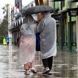 Touristen besuchen quasi in letzter Minute vor dem Eintreffen des Hurrikan den Vergnügungskomplex Disney Springs in Orlando, Florida