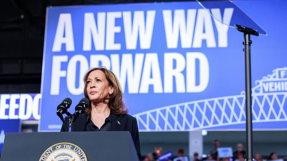 Vizepräsidentin Kamala Harris bei einer Kundgebung in Flint im US-Bundesstaat Michigan