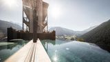 Klein, etwas urig, aber vor allem gemütlich. Im Charmehotel Friedrich im Eggentaler Welschnofen geht niemand verloren, es hat nur sechs Suiten und sieben Doppelzimmer. Aromatisch geht es im Wellnessbereich auf zwei Ebenen zu: mit Infinity-Pool, Dampfbad und natürlich einem Panorama-Fenster mit Blick in die Dolomiten. Auch Yoga und Resilienz-Training hat das Hotel im Angebot.  Eine Woche für zwei Personen, Mitte Februar 2025: ab 1848 Euro  Pretzenberger Weg 16, 39056 Welschnofen  Weitere Infos und Buchungen über die Website