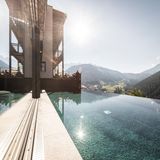Klein, etwas urig, aber vor allem gemütlich. Im Charmehotel Friedrich im Eggentaler Welschnofen geht niemand verloren, es hat nur sechs Suiten und sieben Doppelzimmer. Aromatisch geht es im Wellnessbereich auf zwei Ebenen zu: mit Infinity-Pool, Dampfbad und natürlich einem Panorama-Fenster mit Blick in die Dolomiten. Auch Yoga und Resilienz-Training hat das Hotel im Angebot.  Eine Woche für zwei Personen, Mitte Februar 2025: ab 1848 Euro  Pretzenberger Weg 16, 39056 Welschnofen  Weitere Infos und Buchungen über die Website