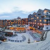 Auch das Hotel Cristal im Eggental ist ein familiengeführtes Haus und die Skipiste ist direkt vor der Tür. Eine Haslauer-Wanne (Fango), ein Tauchbrunnen, Aromabäder und zwei Pools reizen zum Lieber-Drinnen-Bleiben. Bozen, die Metropole Südtirols ist 30 Autominuten entfernt.   Eine Woche für zwei Personen, Mitte Januar 2025: ab 2842 Euro  Obereggen 3, 39050 Deutschnofen  Weitere Infos und Buchungen über die Website