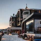 Nur 30 Zimmer, mittendrin und dennoch mit atemberaubender Aussicht. Das Alpin Garden in St. Ulrich hat für seinen SPA auf zwei Etagen schon Auszeichnungen eingeheimst. Der Outdoor-Pool mit Blick auf die Dolomiten-Gipfellandschaft ist natürlich beheizt, das Innenbecken ist 24 Stunden geöffnet. Auf Wunsch auch mit Privat SPA – wenn drei einer zu viel sind.  Eine Woche für zwei Personen, Mitte Februar 2024: ab 3530 Euro  J. Skasa Str. 68, 39046 St. Ulrich Gröden  Weitere Infos und Buchungen über die Website