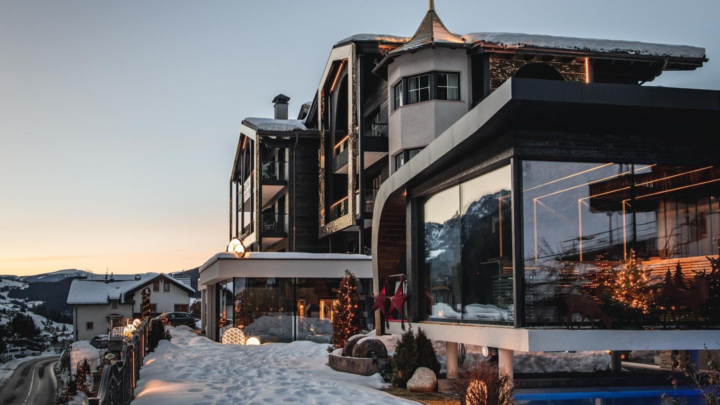 Hotel Alpin Garden Nur 30 Zimmer, mittendrin und dennoch mit atemberaubender Aussicht. Das Alpin Garden in St. Ulrich hat für seinen SPA auf zwei Etagen schon Auszeichnungen eingeheimst. Der Outdoor-Pool mit Blick auf die Dolomiten-Gipfellandschaft ist natürlich beheizt, das Innenbecken ist 24 Stunden geöffnet. Auf Wunsch auch mit Privat SPA – wenn drei einer zu viel sind. Eine Woche für zwei Personen, Mitte Februar 2024: ab 3530 Euro J. Skasa Str. 68, 39046 St. Ulrich Gröden Weitere Infos und Buchungen über die Website
