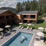 Moderne Holzarchitektur außen, elegante Ruheräume innen: der von der Familie Marmsoler betriebene Vigilerhof liegt ebenfalls in Seis, bietet vier Saunen sowie einen Außenpool, der, keine Angst, im Winter angenehme 33 Grad hat. Wer nur einen Tag entspannen will, oder einen Abend, für den hat das Hotel drei Day SPA im Angebot. Beim Late SPA ist ein 5-Gänge-Menü dabei (92 Euro pro Person)  Eine Woche für zwei Personen, Mitte Dezember: ab 1959 Euro  St. Vigil Str. 29, 39040 Seis am Schlern  Weitere Infos und Buchungen über die Website