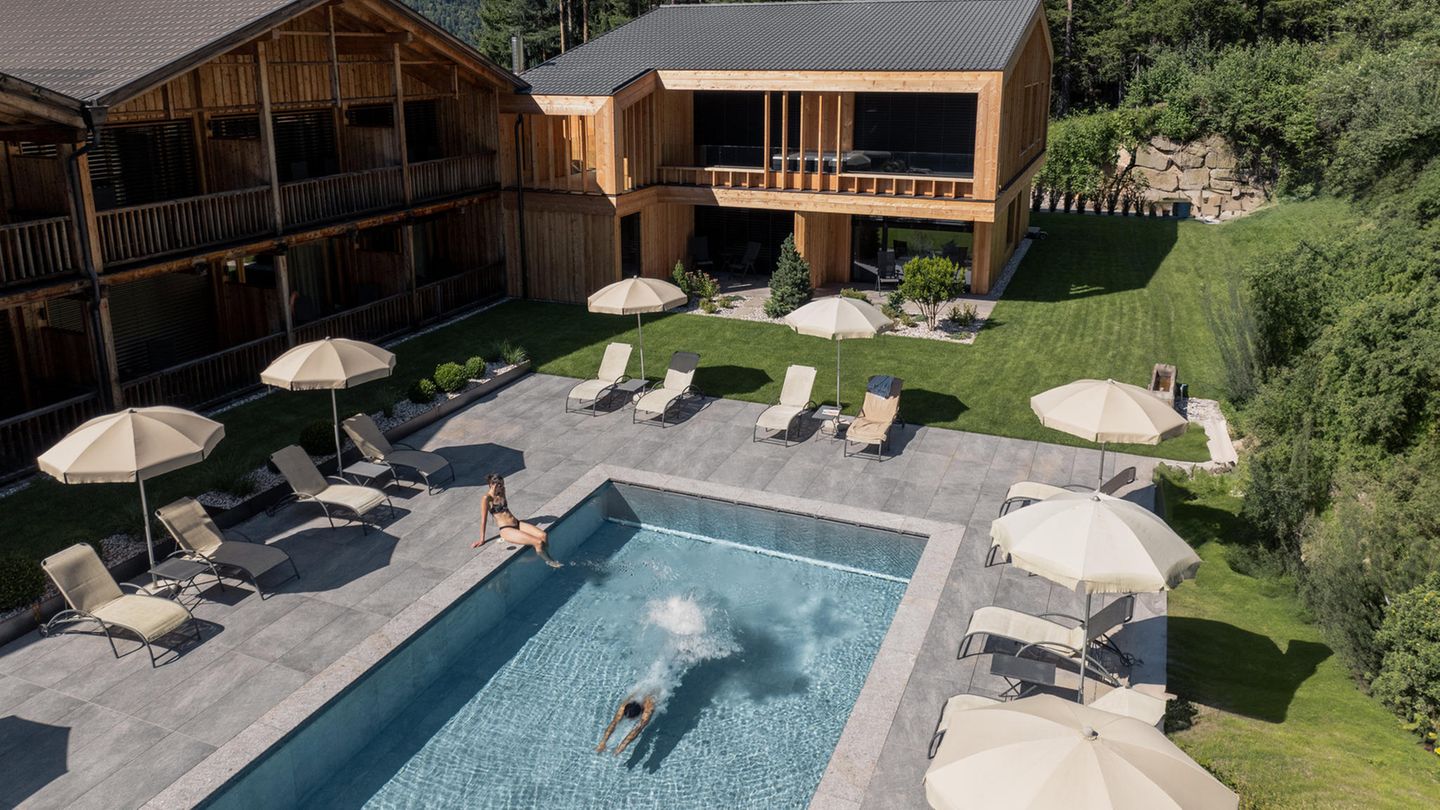 Vigiler Hof Moderne Holzarchitektur außen, elegante Ruheräume innen: der von der Familie Marmsoler betriebene Vigilerhof liegt ebenfalls in Seis, bietet vier Saunen sowie einen Außenpool, der, keine Angst, im Winter angenehme 33 Grad hat. Wer nur einen Tag entspannen will, oder einen Abend, für den hat das Hotel drei Day SPA im Angebot. Beim Late SPA ist ein 5-Gänge-Menü dabei (92 Euro pro Person) Eine Woche für zwei Personen, Mitte Dezember: ab 1959 Euro St. Vigil Str. 29, 39040 Seis am Schlern Weitere Infos und Buchungen über die Website
