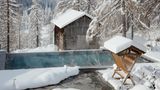 Nach unten hin erstrecken sich die Häuser zu Füßen des Kolfuschghofs, der Blick geradeaus aber haftet sich fest an der imposanten Sellagruppe. "Einer der schönsten Aussichtspunkte in den Dolomiten", schreibt die Inhaberfamilie Ebner über ihr Hotelpanorama. In 1800 Meter Höhe betreibt sie nicht nur ein modern-traditionelles Haus, sondern auch einen 8000 Quadratmeter große Garten-Wellness-Oase. Mit Saunen, Heubädern und einem Raum mit Wasserbetten.   Eine Woche für zwei Personen, Mitte Januar 2024: ab 4914 Euro  Rönnstr. 7, 39030 Kolfuschg  Weitere Infos und Buchungen über die Website