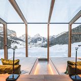 Ayurveda kann so nah sein. Das Granvara Relais & SPA Hotel in Gröden reinigt Körper, Geist und Seele auf die alte indische Art – Ganzkörpermassage inklusive. Es geht aber natürlich auch auf die traditionelle südtiroler Art: mit Bergheu- und Arnika-Öl. Der Küchenchef des Restaurants stammt aus der Nähe von Neapel, die Aussicht blickt, nicht erst seit der Renovierung, in 1600 Meter Höhe auf das Sellamassiv.  Eine Woche für zwei Personen, Anfang/Mitte Januar 2025: ab 4270 Euro  La Selva Str. 66, 39048 Wolkenstein in Gröden,  Weitere Infos und Buchungen über die Website