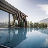 Die Lage wunderbar ruhig, das Design wunderbar modern. 13 Kilometer von den Drei Zinnen entfernt liegt in Toblach das noch relativ neue Hotel Patris. Zwei Saunen, ein türkisches Bad, Massagen sowie ein Infinity Pool mit Blick auf die majestätischen Dolomiten sorgen für wunderbare Entspannung.   Eine Woche für zwei Personen, Mitte Dezember: ab 1455 Euro  Sandmühle 12, 39034 Toblach  Weitere Infos und Buchungen über die Website