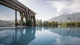 Die Lage wunderbar ruhig, das Design wunderbar modern. 13 Kilometer von den Drei Zinnen entfernt liegt in Toblach das noch relativ neue Hotel Patris. Zwei Saunen, ein türkisches Bad, Massagen sowie ein Infinity Pool mit Blick auf die majestätischen Dolomiten sorgen für wunderbare Entspannung.   Eine Woche für zwei Personen, Mitte Dezember: ab 1455 Euro  Sandmühle 12, 39034 Toblach  Weitere Infos und Buchungen über die Website