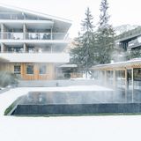 Nur für Erwachsene. Naja, jedenfalls alle ab 14 Jahre bietet das Sensoria am Fuß der Seiser-Alm-Bahn ein "All-Day-Inklusiv-Arrangement" mit allem was an Südtirol überzeugt: Hausgemachte und lokale Spezialitäten, (Glüh-)Weinverkostungen, Saunen, Pools, Full Body Treatments und Wanderungen mit spektakulärem Panorama-Blick.  Eine Woche für zwei Personen, Mitte Dezember: ab 3164 Euro    Schlernstraße 37, 39040 Seis am Schlern  Weitere Infos und Buchungen über die Website