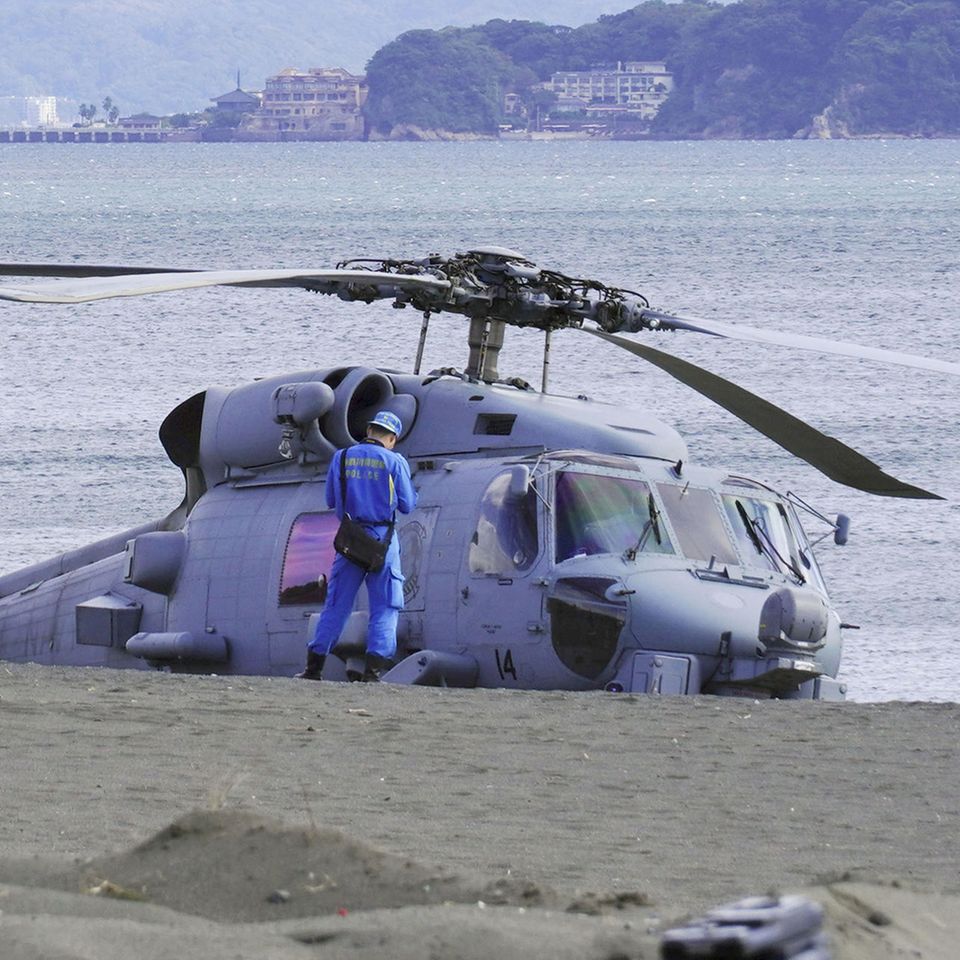 Chigasaki, Japan. Das sehen auch Experten selten: Ein US-Militärhubschrauber hat auf einem Strand nahe Tokio eine Notlandung hingelegt. Wie hart die Landung war und ob dabei jemand verletzt wurde, ist leider nicht klar. Aber aus eigener Kraft verlässt der Helikopter den Strand wohl eher nicht mehr.
