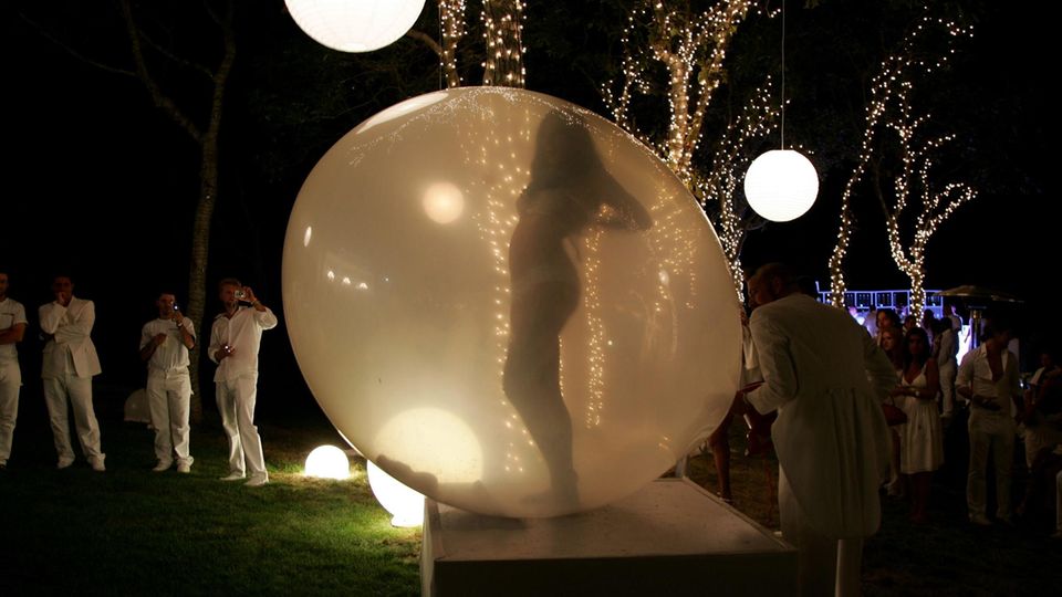 Ein Frau in einer Gummiblase bei P. Diddys "White Party"