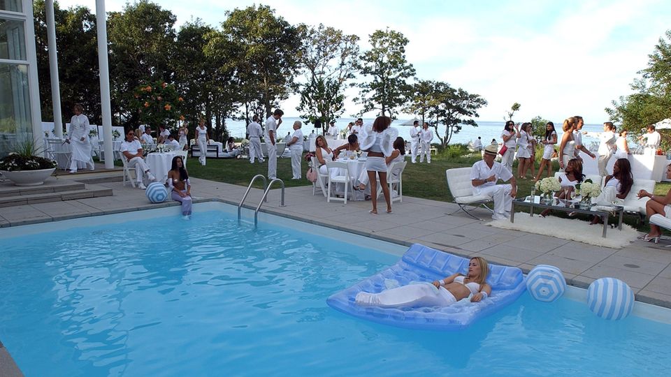 Gäste von P. Diddy am Pool, eine Frau auf einer Luftmatratze