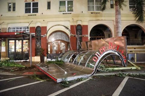 Das Vordach eines Hotels in St. Petersburg an der Golfküste Floridas hat es erwischt