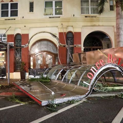 Das Vordach eines Hotels in St. Petersburg an der Golfküste Floridas hat es erwischt