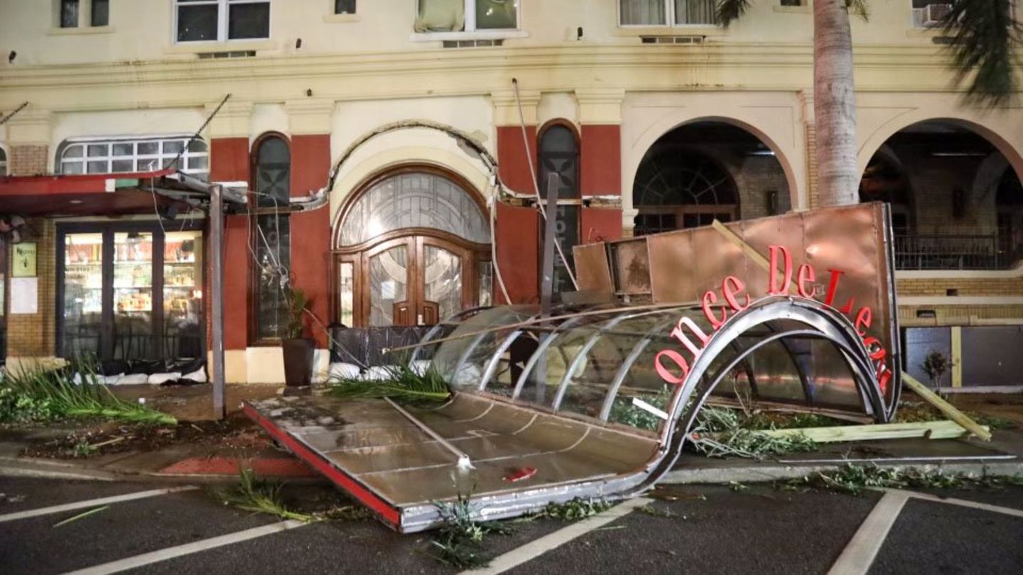 Das Vordach eines Hotels in St. Petersburg an der Golfküste Floridas hat es erwischt