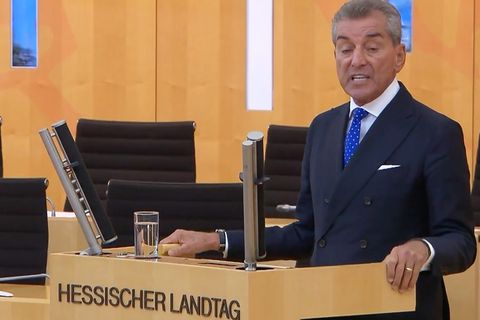 AfD-Mann will Friedman provozieren – und schmiert sich "Koks" um die Naseag: AfD-Mann schmiert sich Mehl ins Gesicht