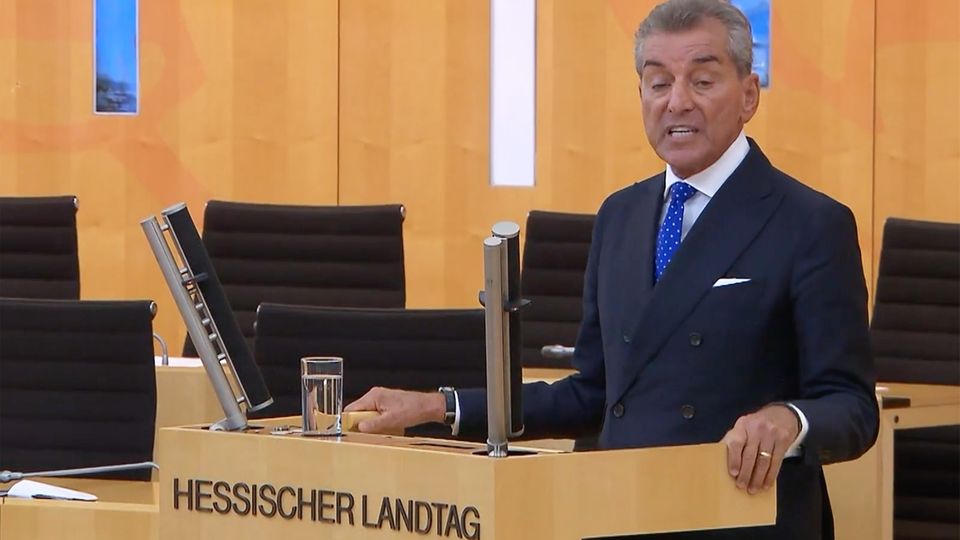 AfD-Mann will Friedman provozieren – und schmiert sich "Koks" um die Nase AfD-Mann will Friedman provozieren – und schmiert sich "Koks" um die Naseag: AfD-Mann schmiert sich Mehl ins Gesicht