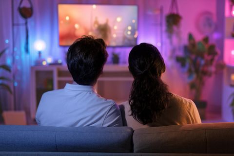 Samsung Q60D: Paar sitzt vor dem Fernseher.