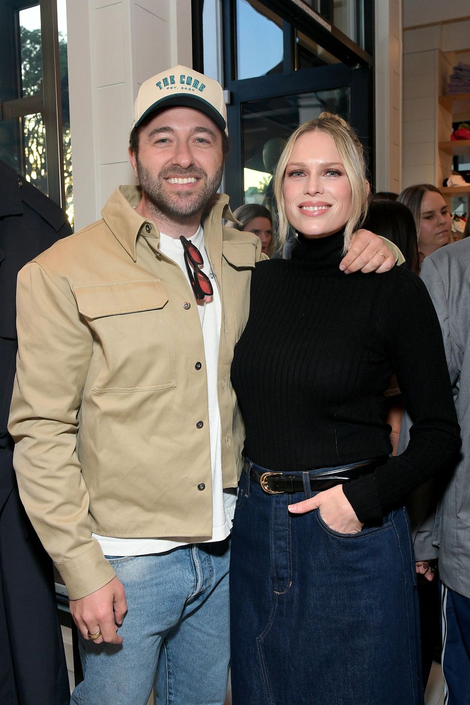 Die Serienschöpferin Erin Foster und ihr Mann Simon Tikhman bei einer Premiere von "Nobody Wants This"