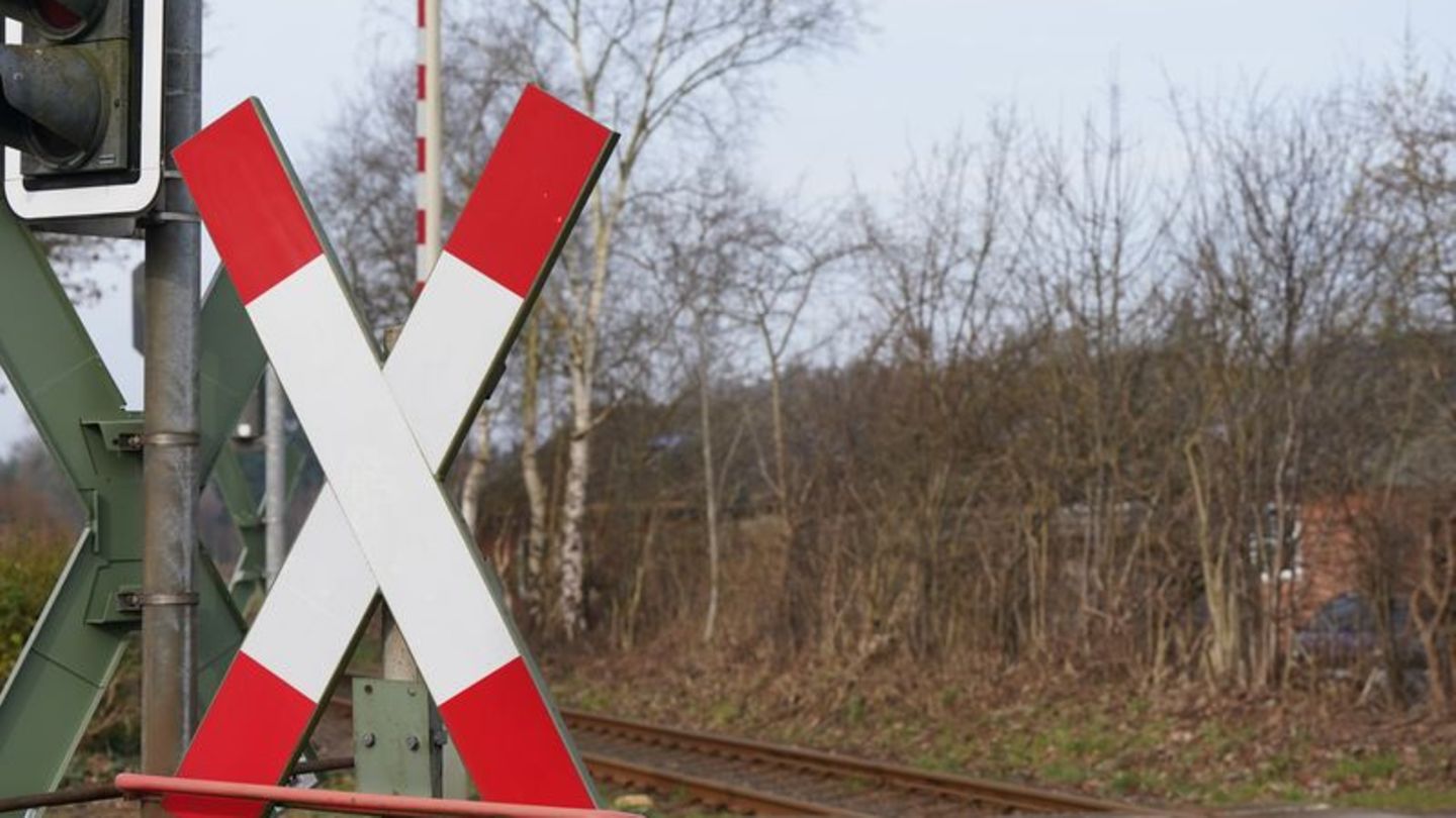 Unfall an Bahnübergang: Lastwagenfahrer nach Unfall mit Zug schwer verletzt