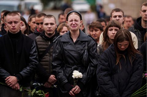Eine Frau beweint einen bei Torezk im Osten der Ukraine gefallenen Soldaten