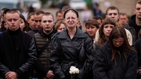 Eine Frau beweint einen bei Torezk im Osten der Ukraine gefallenen Soldaten