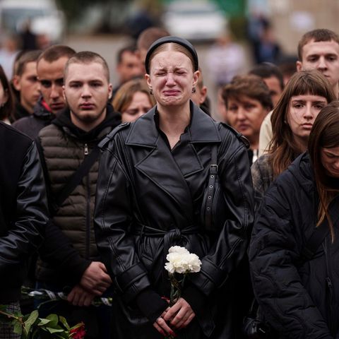 Eine Frau beweint einen bei Torezk im Osten der Ukraine gefallenen Soldaten