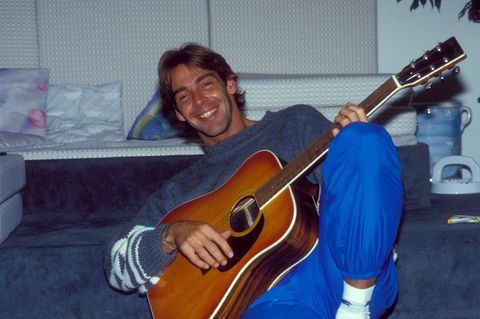 Sascha Hehn Ende der 80er Jahre mit einer Gitarre bei einem Fotoshooting