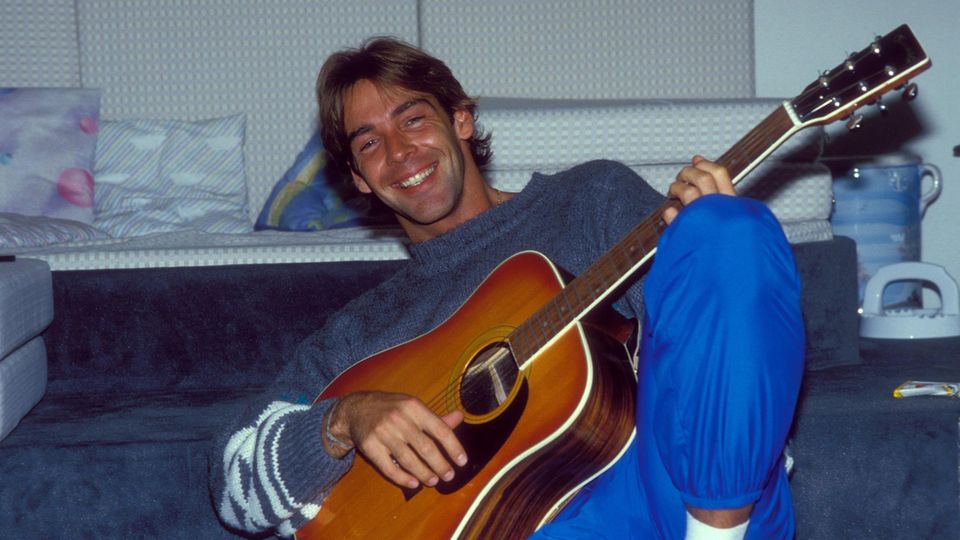 Sascha Hehn Ende der 80er Jahre mit einer Gitarre bei einem Fotoshooting