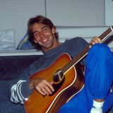 Sascha Hehn Ende der 80er Jahre mit einer Gitarre bei einem Fotoshooting