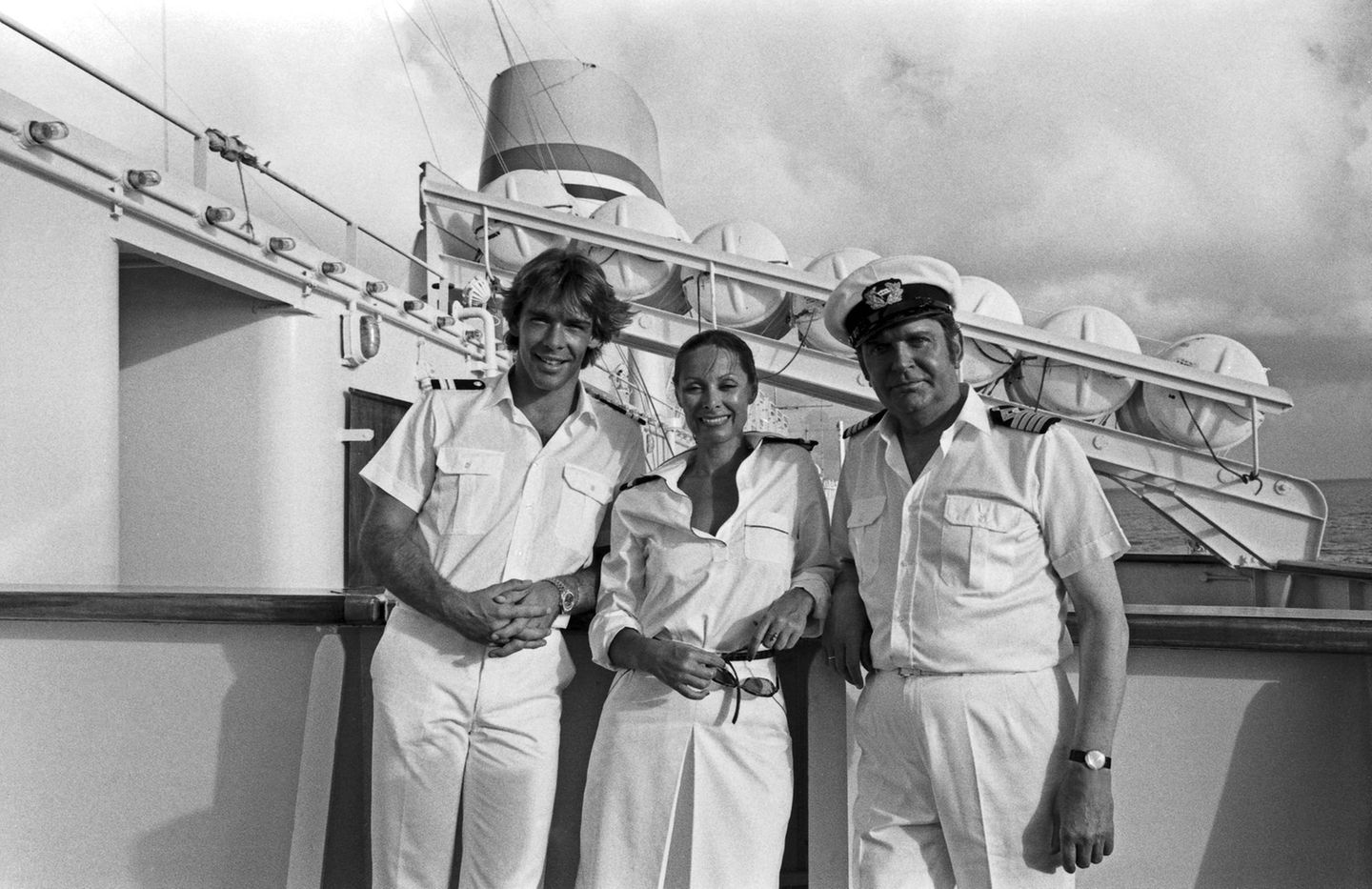 Weg vom Schmuddelfilm: In den 80er-Jahren wechselt Sascha Hehn zur seichten, aber politisch-korrekten TV-Unterhaltung. Er heuert beim "Traumschiff" im ZDF an – als Chefsteward Viktor Burger (l.), den er von 1981 bis 1991 mimt. Rechts von ihm Heide Keller als Chefhostess Beatrice und Günter König als Kapitän. Den spielt Hehn später auch noch: 2014 kehrt er aufs "Traumschiff" zurück und hat vier Jahre lang das Steuer in der Hand.