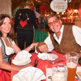 Sascha Hehn 2019 mit seiner Freundin Gloria beim Oktoberfest. Sie trägt Dirndl, er Lederhosen