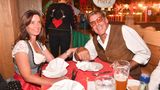 Sascha Hehn 2019 mit seiner Freundin Gloria beim Oktoberfest. Sie trägt Dirndl, er Lederhosen