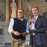 Sascha Hehn bekommt 2023 von Markus Söder den Bayerischen Verdienstorden verliehen